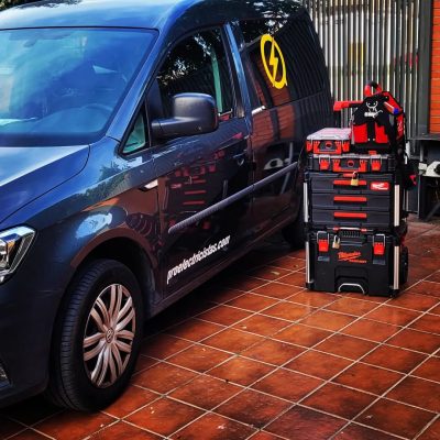 Instalaciones eléctricas, reparaciones y mantenimiento. Proelectricistas.com #electrician #electricistas #Madrid #madridcentro #madrid #reatail #mantenimiento #iluminación #Led